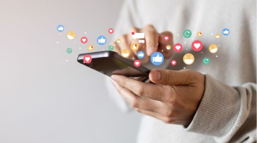 social influencers_shutterstock_2555954279 900x500