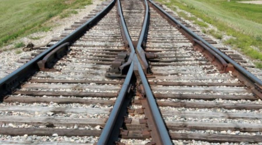 train tracks merging_merge_canstockphoto15445488 900x500